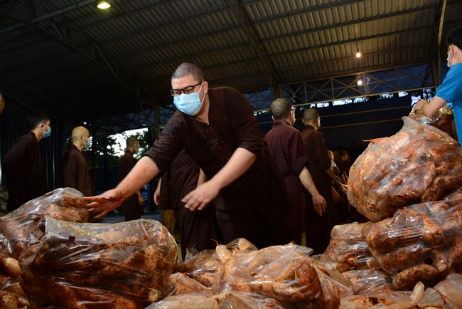 Chùa Hoằng Pháp: Tiếp tục hỗ trợ người dân khó khăn trong đại dịch Covid (đợt 8)